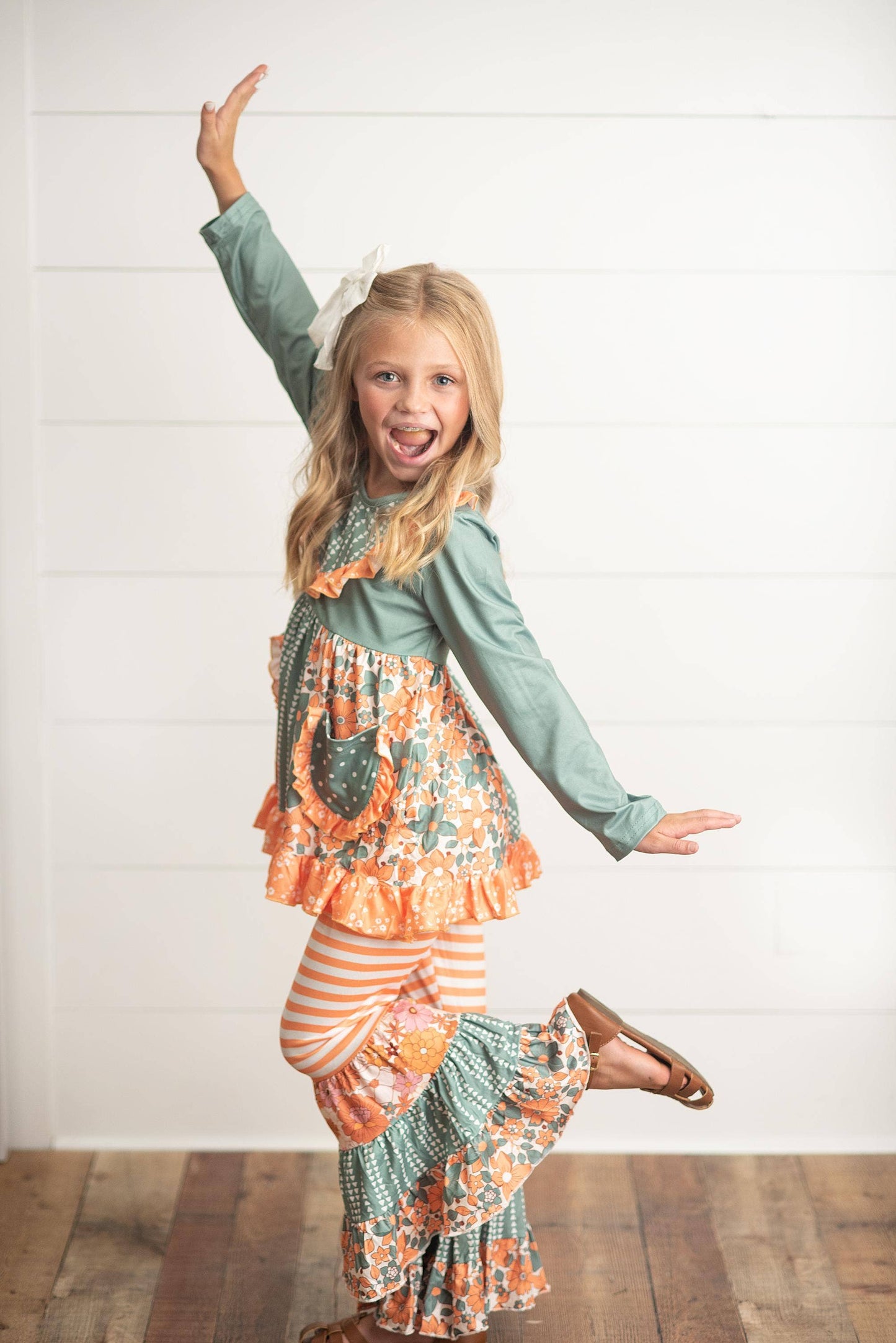Kids Sage Floral Pocket Two Piece Bell Bottom Ruffle Set: 5/6